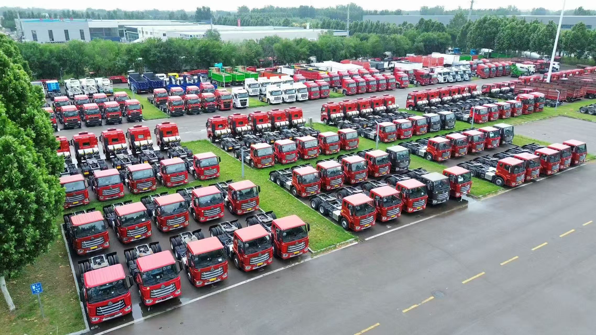 The total monthly sales volume of construction machinery is over 500 units.